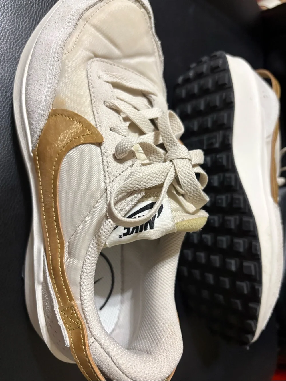 Nike 1972 Women's Cream Sneakers with Gold Swoosh size: 8